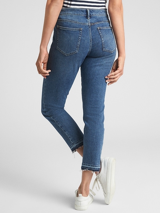 Image number 2 showing, Mid Rise Girlfriend Crop Jeans with Raw-Hem