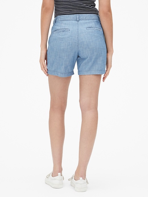 Image number 2 showing, Mid Rise 5" City Shorts in Chambray