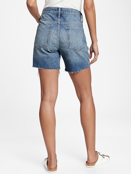 Image number 4 showing, 5'' Mid Rise Distressed  Boyfriend Shorts