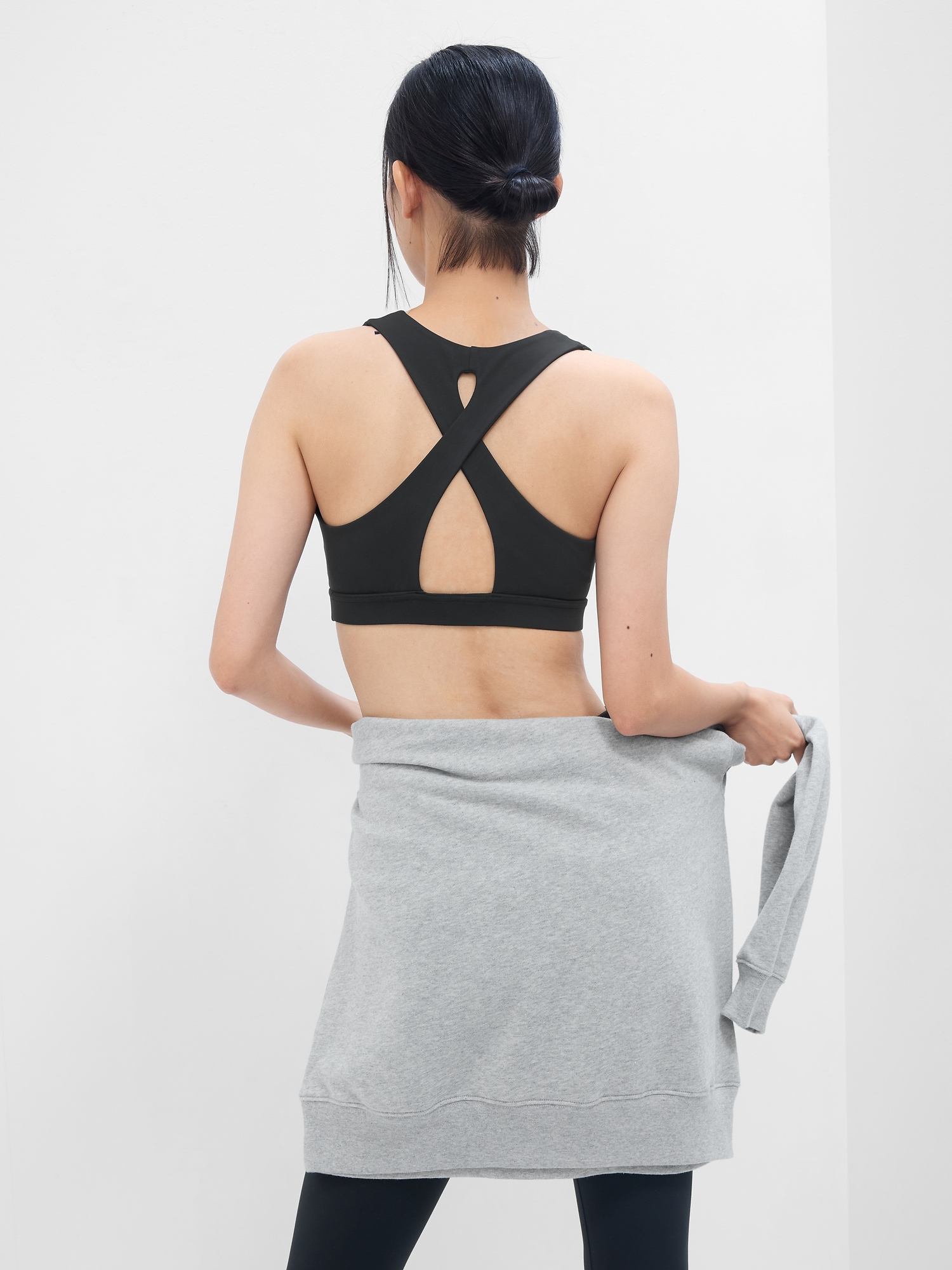 GapFit Studio Cross-Back Sports Bra