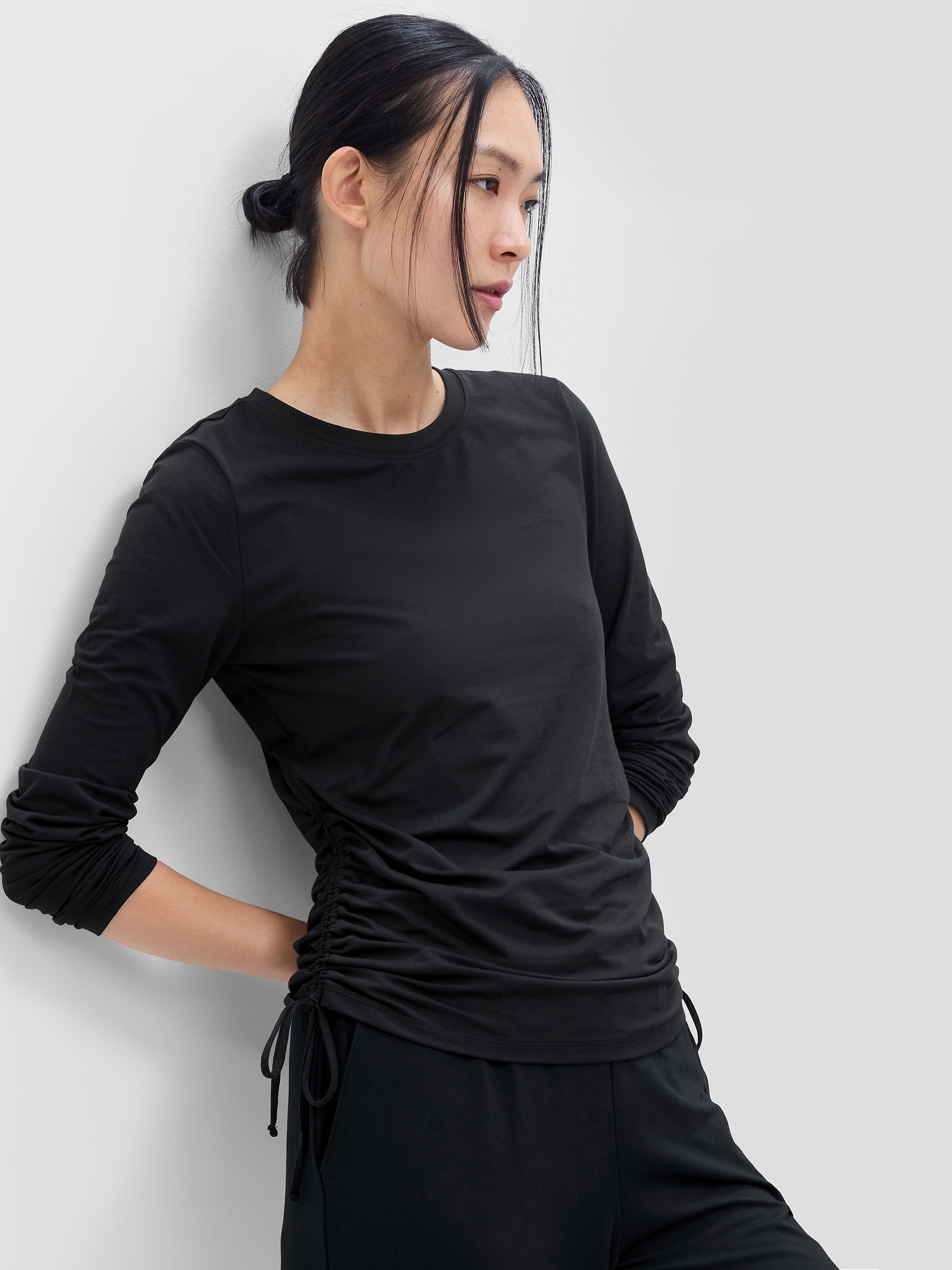 GapFit Brushed Jersey Ruched Top