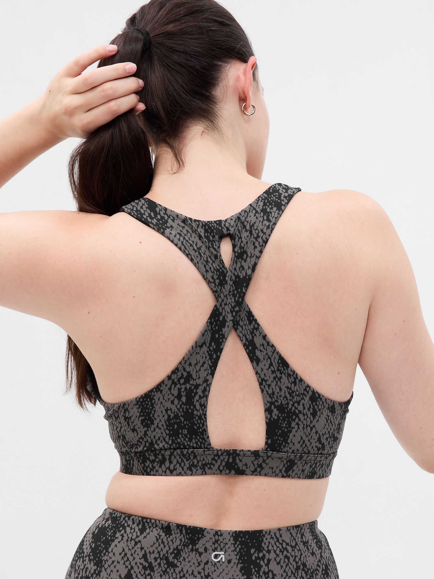 GapFit Studio Cross-Back Sports Bra