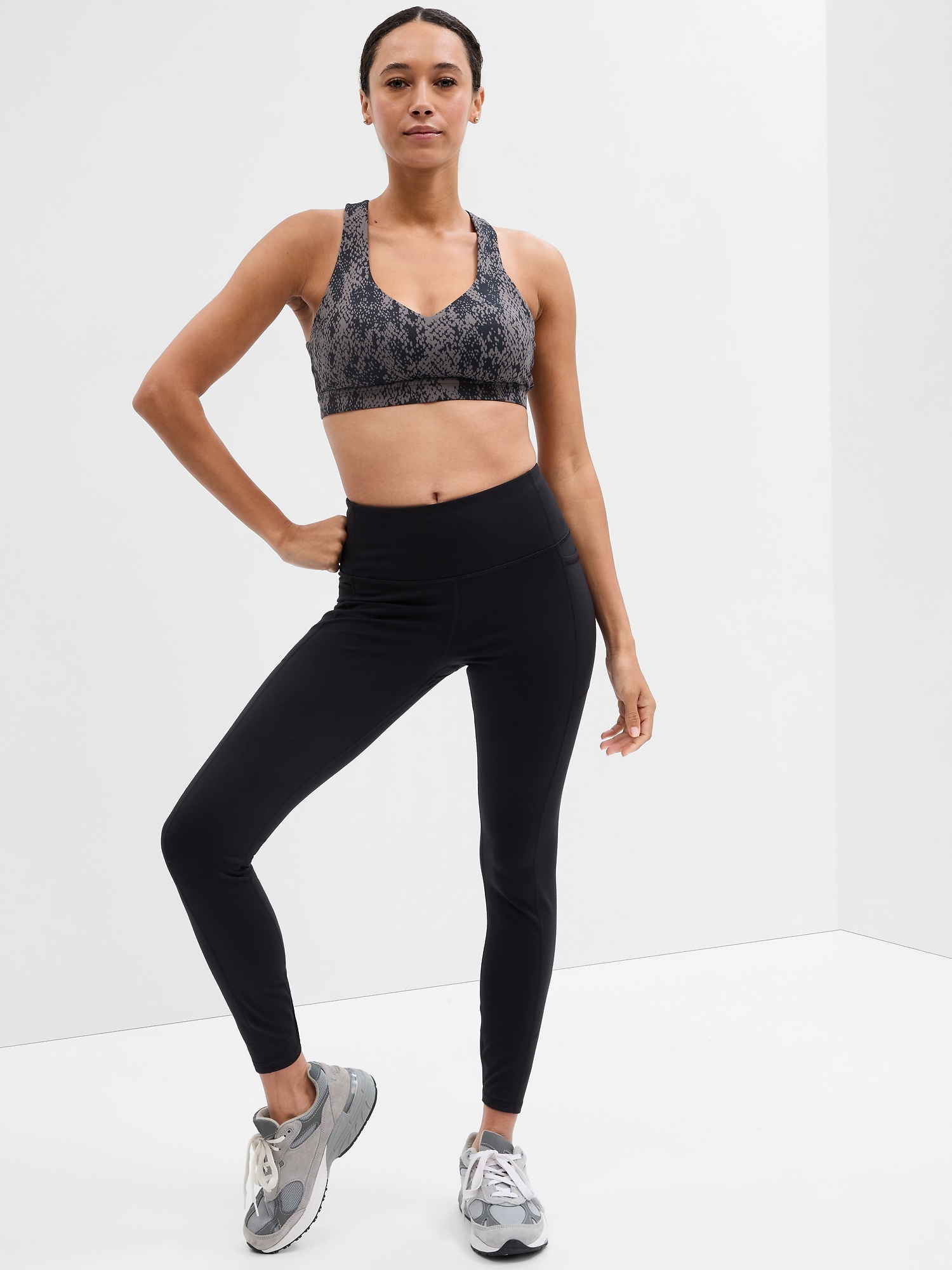 GapFit Studio Cross-Back Sports Bra