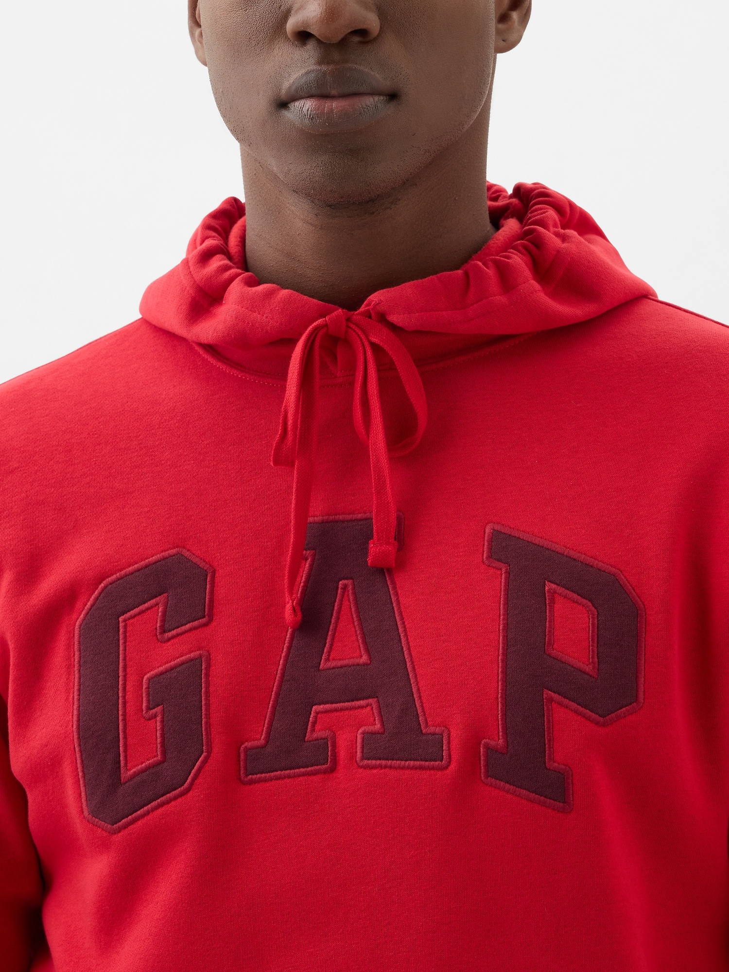 Gap Factory Sudadera con capucha con logotipo de arco de forro polar