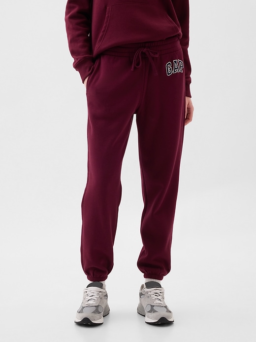 GAP Women's Logo Fleece Joggers, Chocolate, XX-Small Petite : :  Clothing, Shoes & Accessories