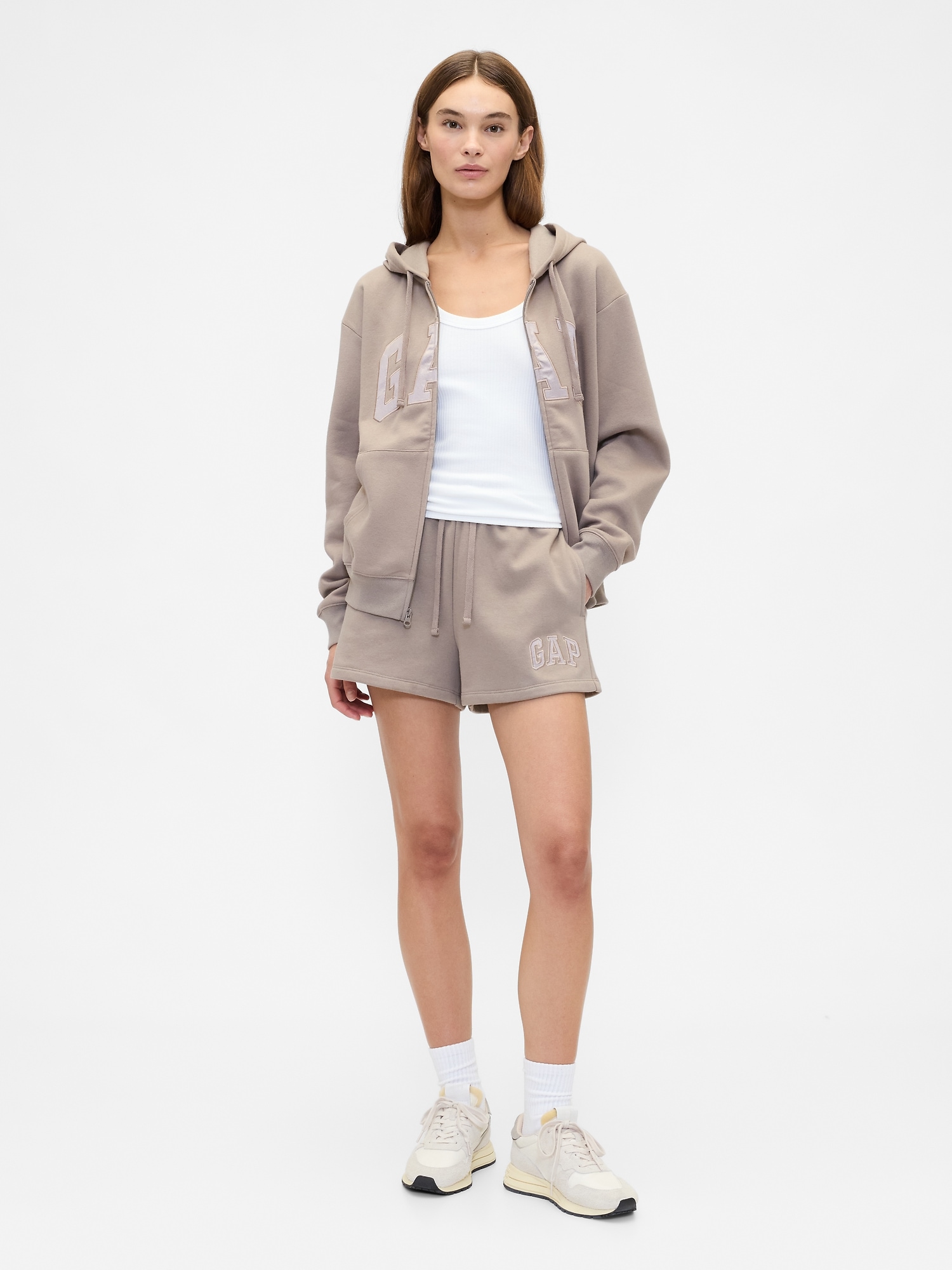 Gap Logo Shorts - Medium Cool Brown