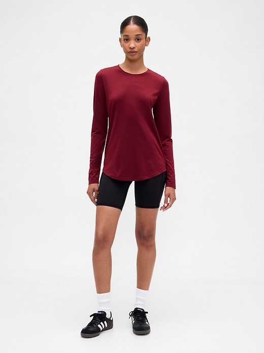 Image number 3 showing, GapFit Brushed Jersey Curved-Hem T-Shirt