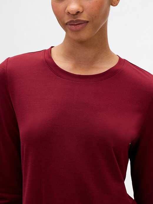 Image number 4 showing, GapFit Brushed Jersey Curved-Hem T-Shirt