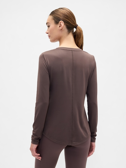 Image number 2 showing, GapFit Brushed Jersey Curved-Hem T-Shirt