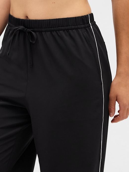 Image number 4 showing, GapFit High Rise Loose Runaround Pants