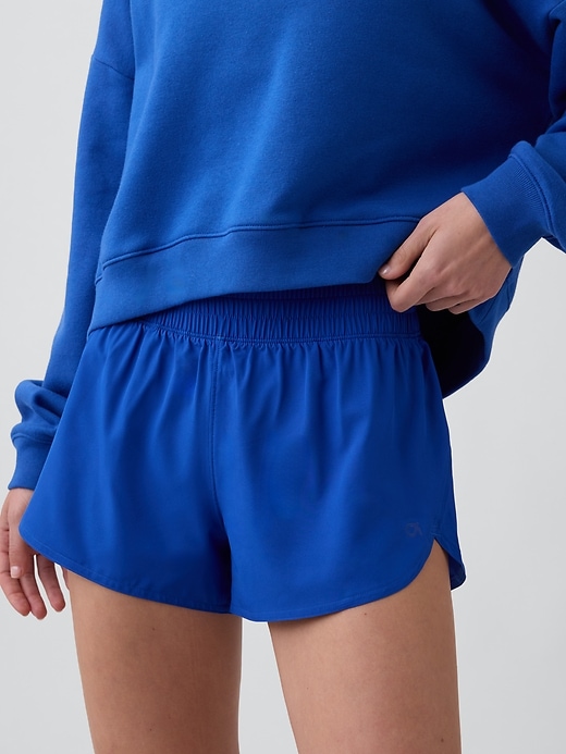 Image number 4 showing, GapFit 3" Mid Rise Runaround Shorts