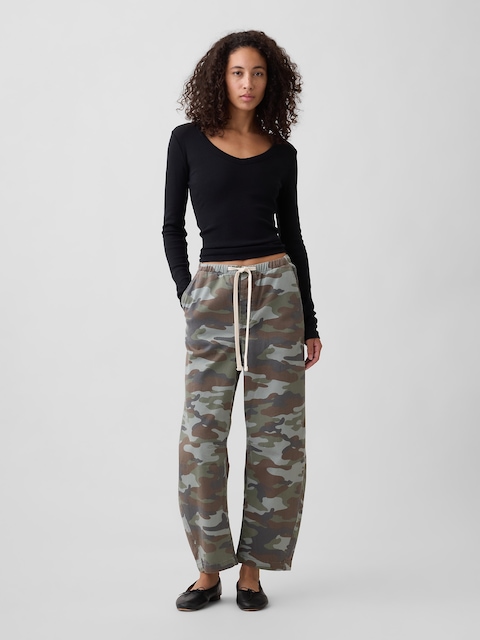 Mid Rise Pull-On Camo Barrel Jeans
